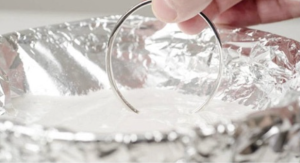 Hướng dẫn làm sáng bạc 925 tại nhà bằng baking soda và bàn chải mềm