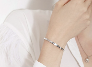 Người trẻ đeo trang sức bạc 925 phối cùng trang phục tối giản