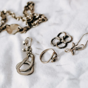 Thực tế độ cứng và độ bền của sản phẩm vẫn nguyên vẹn dù bề mặt bạc 925 bị gỉ